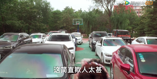 “玉兔精”演大妈，跟年轻小伙抢篮球场，广场舞比赛穿奥特曼战服