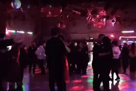 “砂舞”爱好者的亲身经历，空气中弥漫着荷尔蒙的味道。图片