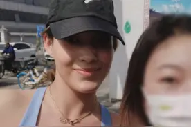 谷爱凌穿200块运动内衣拍合影，身材优越太吸睛，遭路人强势围观图片