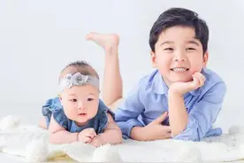央视主播胡蝶：闪婚陆川惹争议，生子前忙化妆，儿女双全很恩爱图片