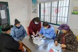 做“夕阳红”的守护者、贴心人，关爱老年人，一个不落图片