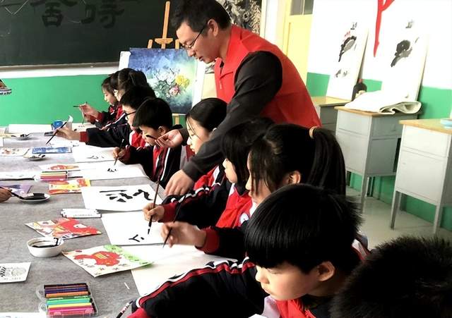 隆尧县组织书画志愿服务进农村进校园活动(图3) 隆尧县组织书画志愿服务进农村进校园活动(图3)