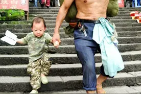 泪目！这个小男孩今天高考，爸爸含泪发声：“你比棒棒爸爸更棒！图片