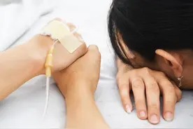人离世之前为什么会流眼泪？是对亲人的不舍？还是看到了什么？图片