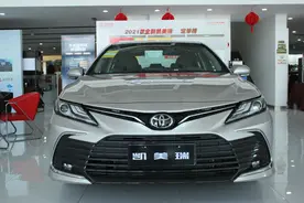 实拍丰田凯美瑞，高品质中型车，设计很有型图片