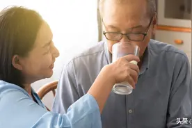 中老年人喝牛奶，早上晚上喝都不对，这4个黄金时间，好喝又营养图片