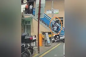 儿科医生遭遇无理取闹，红衣女子因孩子被轻碰就推人下楼，如何判图片