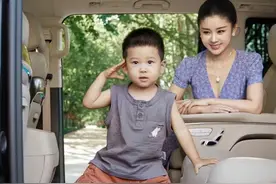 王雷一家四口近照，李小萌深V大秀身材，俩儿子跟沙溢儿子有点像图片