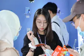 做00后的生意！上海学生拿一万块创业，卖出超千万图片