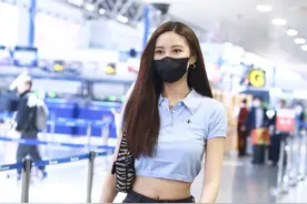 吴优蓝色Crop top+牛仔喇叭裤身材热辣图片