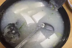 俗话：“鱼不蒜，羊不姜”，有何寓意？奶奶说出让鱼鲜美的方法图片
