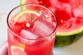 半个西瓜，一瓶水，教你做西瓜汁，汁鲜色佳，清爽到心图片