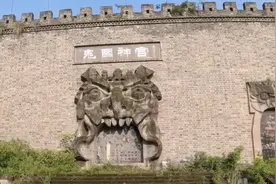 丰都鬼城的核心，鬼国神宫大门紧锁，杂草丛生破败不堪，为何荒废图片