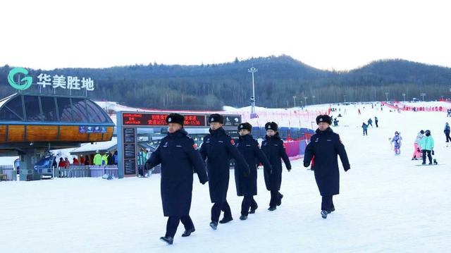 冰天雪地的长白山“警”色