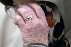 英女王生前最钟爱的6件珠宝！订婚戒指戴70多年几乎不离手图片