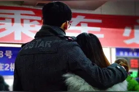 广东男生带女友回家，准婆婆只给50元红包，女生：这是没看上我吗图片