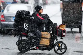 河北小伙大专毕业送快递，被认为大材小用，结果13年后逆袭成机长图片