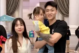 赵睿和同曦美女老板娘合影，千金女儿抢镜，黑睿不愧是宏远交际花图片