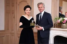 杨澜美到国外去了，54岁穿黑色丝绒裙优雅大气，不愧是前央视一姐图片