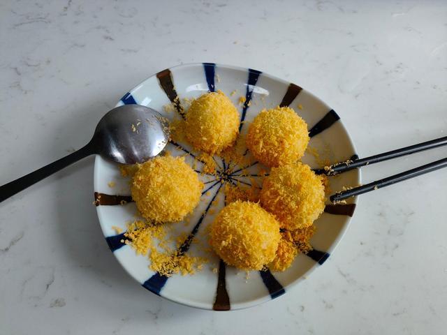 速冻汤圆可以油炸吗？记住2点，个个金黄不炸裂，根本不用扎孔