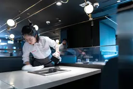 “最牛服务员”接下火锅帝国，她能拯救海底捞吗？图片