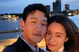 知名歌手求婚大6岁女友！女方戴钻戒一脸甜笑，白富美身份遭曝光图片
