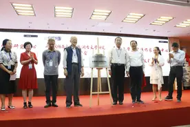 厦大台港澳作家研究中心揭牌，台湾作家：历史创伤需要文学作品来沟通和化解图片