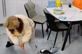 丈夫假装晕倒测试妻子的反应，结果妻子的反应让他出其不意，网友：怎么会有这么可爱的女孩子！图片