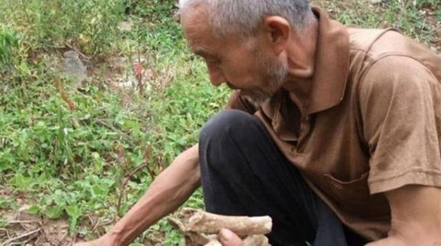 遗忘的英雄：2010年一暴雨冲出3000具尸骸，73岁老人看后老泪纵横