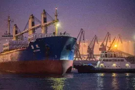 2010年索马里海盗打劫中国货船乐从号，中国船员巧妙应对智斗海盗图片