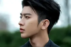 蔡徐坤日内瓦钟表展，世界首富三太子亲自迎接，专门设汉语欢迎语图片