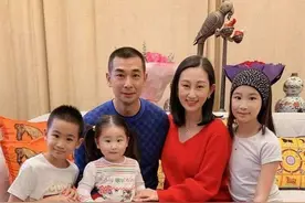 赵文卓晒儿女转呼啦圈视频超可爱 一家人长得太像图片