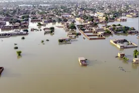 巴基斯坦遭遇“世界末日般”洪水：三分之一国土被淹，很多人逃出后住在露天，女性缺乏卫生用品图片
