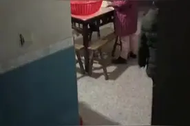 偷偷提前回家的00后，笑成表情包的爸爸图片