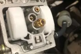 摩托车怠速不良易熄火，为何调一下火花塞间隙就解决了？图片