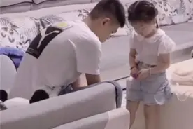 兄妹相差21岁，哥哥每天下班要接妹妹放学，晚上陪爸妈经营夜市图片