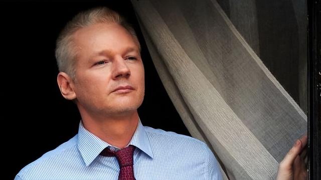 曝光美国大量黑料，掀翻希拉里，他是被美国全球通缉的顶级黑客