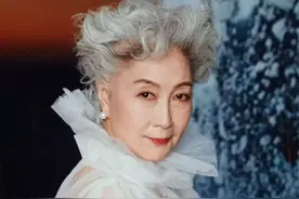 74岁“退休奶奶”逆袭成超模，不惧白发优雅到老，活成了最佳典范图片