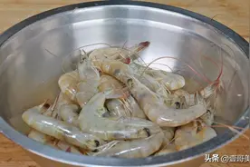 大虾不要蒸着吃了，试试这样做，出锅蒜香浓郁，味道鲜美，超解馋图片