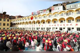 临县北门小学举办“传递感恩、点燃梦想”感恩教育报告会图片