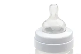 4个小妙招，让宝宝快速爱上奶瓶图片