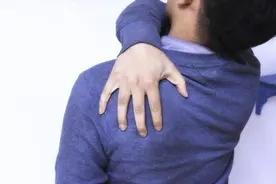 后背肩胛骨疼痛，是肺癌？别吓唬自己了，告诉你更常见的原因图片