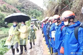 泪目！消防救援人员向失联旅客家属行礼图片
