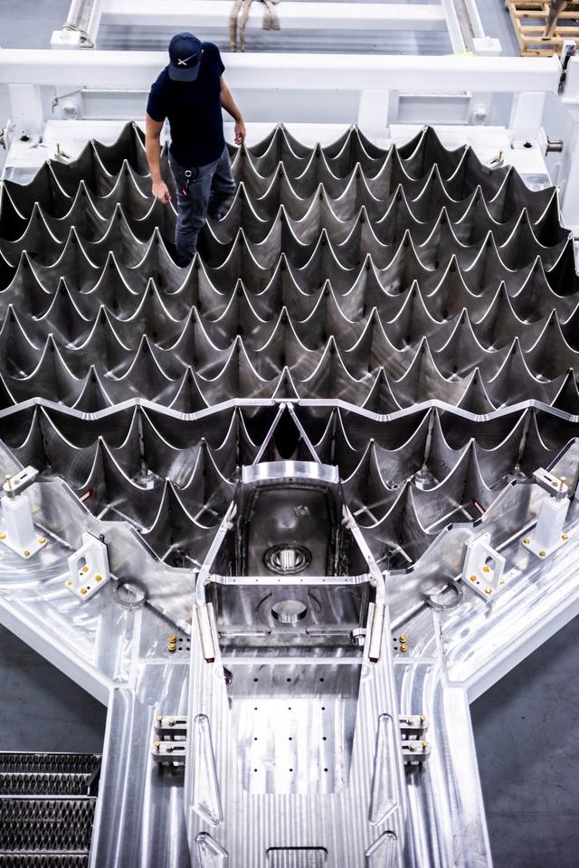 马斯克展示SpaceX第三代星舰，采用全新设计的格栅翼