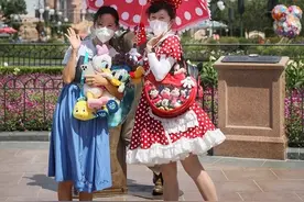 “我的快乐回来了！”首批游客带着心爱的玩偶享受奇妙之旅图片