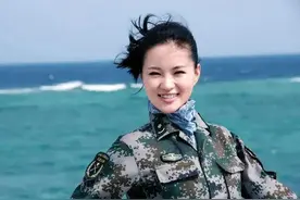 中国博士级歌唱家雷佳：出道17年登12次春晚，42岁穿军装风采依旧图片