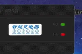 充电器绿灯亮后，电动车还在充电吗？不拔有危害吗？正确答案来了图片