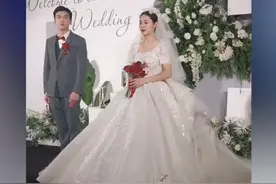 江苏爷爷奶奶给孙子送婚戒，一路相互搀扶送给新人，寓意白头偕老图片