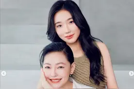 小S带二女儿拍大片，14岁许韶恩波浪卷造型成熟漂亮，被赞像大S图片