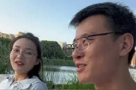 上海败家仔和越越很开心，强调自己是无业游民，要靠拍视频赚钱图片